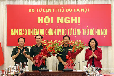 Bàn giao nhiệm vụ Chính uỷ Bộ Tư lệnh Thủ đô Hà Nội