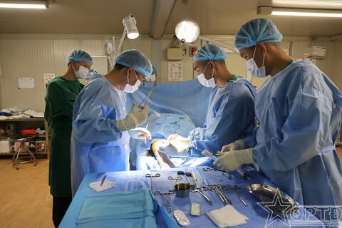 Bệnh viện Dã chiến cấp 2 số 7 phẫu thuật thành công nối gân gót chân tại châu Phi