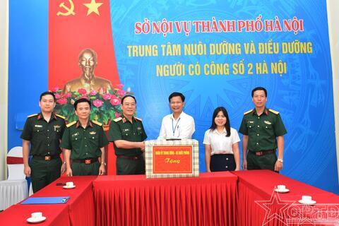 Thiếu tướng Trần Minh Toản thăm, tặng quà Trung tâm Nuôi dưỡng và Điều dưỡng Người có công số 2 Hà Nội