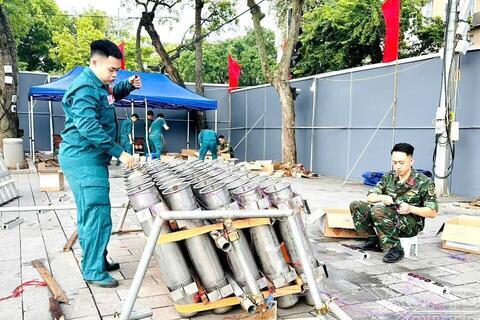 Màn trình diễn pháo hoa mãn nhãn bên bờ hồ Hoàn Kiếm