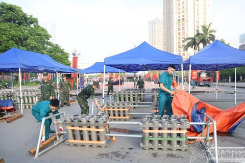 Nhân dân Tây Hồ chào mừng thành công đại lễ bằng màn pháo hoa rực rỡ