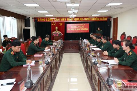 Trao tặng Huy hiệu 30 năm tuổi Đảng cho Đại tá Nguyễn Văn Hữu, Chủ nhiệm Chính trị Bộ Tư lệnh