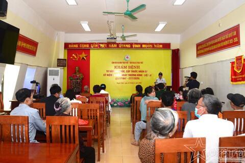 Khám bệnh, tư vấn kiến thức chăm sóc sức khoẻ, cấp thuốc, tặng quà phục vụ đối tượng chính sách