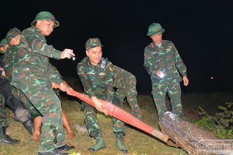 Trục vớt an toàn quả bom sót lại sau chiến tranh