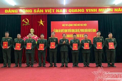 Trao quyết định tuyển dụng cán bộ, gọi sĩ quan dự bị vào phục vụ tại ngũ