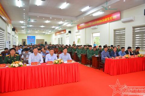 Xã Chương Dương tặng Giấy khen cho công dân nhập ngũ năm 2026