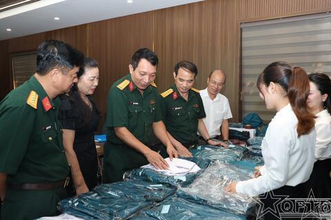 Kiểm tra chất lượng, tiến độ sản xuất trang phục DQTV