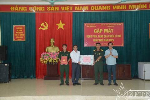 Thăm, động viên, tặng quà tân binh