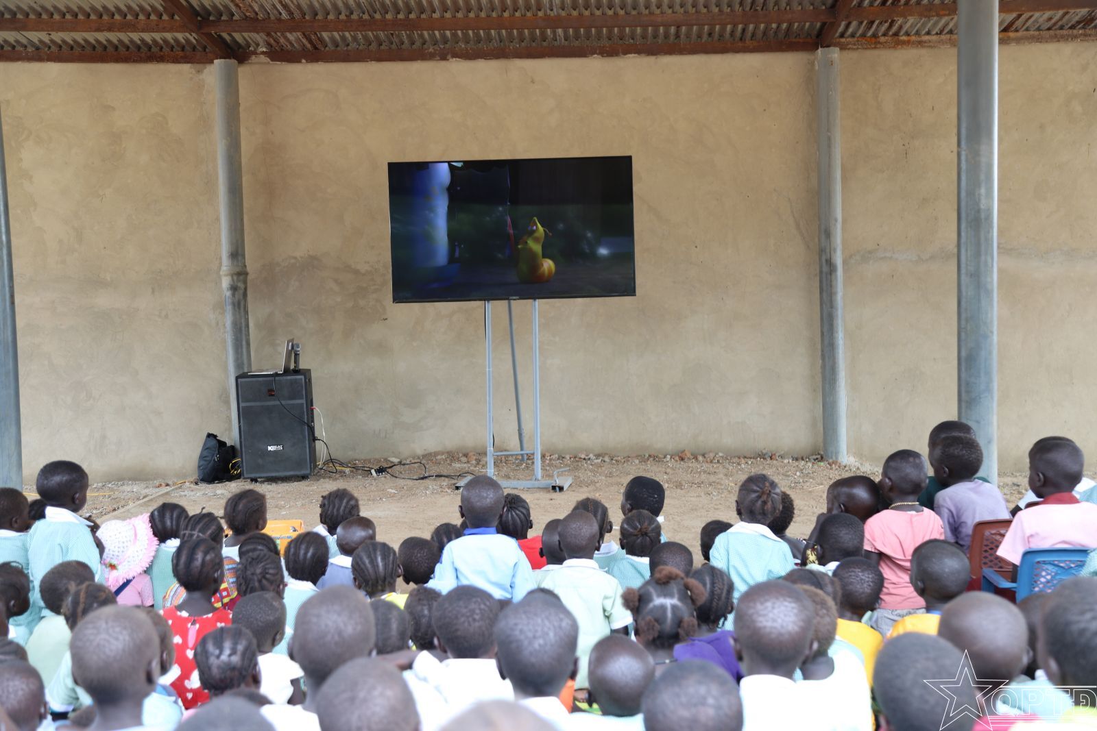 Khảo sát trường học và chiếu phim tại nhà thờ Abyei