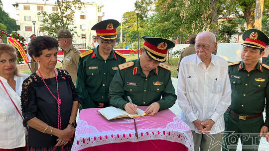 <a href="/thoi-su-chinh-tri/quan-doi" title="Quân đội" rel="dofollow">Quân đội</a>