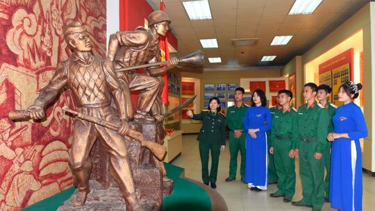 <a href="/van-hoa/lich-su-llvt-thu-do" title="Lịch sử LLVT nhân dân Thủ đô Hà Nội" rel="dofollow">Lịch sử LLVT nhân dân Thủ đô Hà Nội</a>