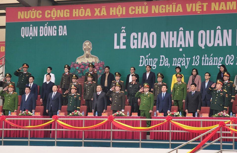 C&aacute;c đại biểu l&agrave;m lễ ch&agrave;o cờ tại buổi lễ