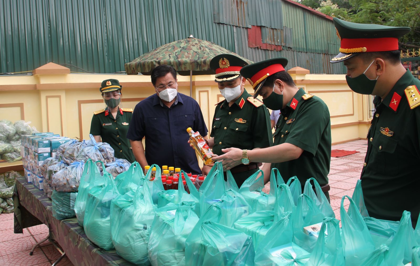 Thiếu tướng Nguyễn Quốc Duyệt, Tư lệnh Bộ Tư lệnh Thủ đô Hà Nội tham quan và kiểm tra một số mặt hàng trong tổ chức “Gian hàng 0 đồng”.