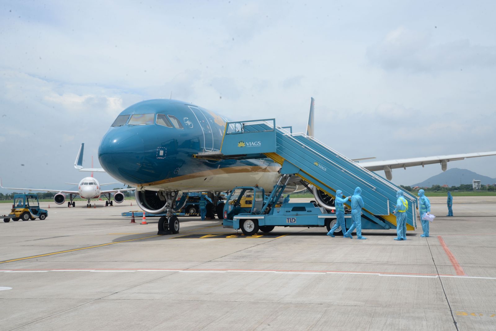 Máy bay trở công dân Hà Nội trở về từ tâm dịch Đà Nẵng hạ cánh xuống sân bay Nội Bài.