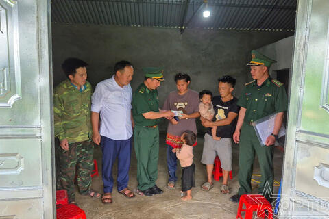 Bài 3: Dấu ấn của cán bộ, chiến sĩ trong xóa nhà tạm nơi biên giới