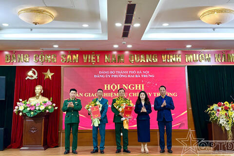 Bàn giao nhiệm vụ Chỉ huy trưởng Ban CHQS phường Hai Bà Trưng