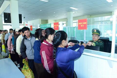 Bài 1: “Giữ vững cửa khẩu quốc tế”