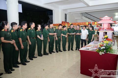 Tọa đàm “Phất cao cờ hồng Tháng Tám-Bảo vệ vững chắc Thủ đô”