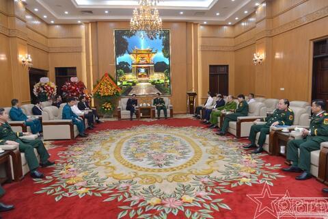 Đoàn công tác Khối thi đua số 8 thành phố Hà Nội chúc mừng Bộ Tư lệnh Thủ đô Hà Nội