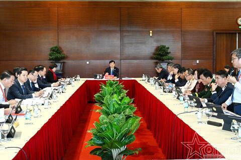 Đoàn đại biểu Đảng bộ thành phố Hà Nội thảo luận đóng góp ý kiến vào các văn kiện Đại hội