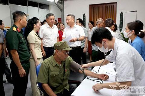 Khám, tư vấn sức khỏe cho 1.400 đối tượng chính sách tại phường Hồng Hà