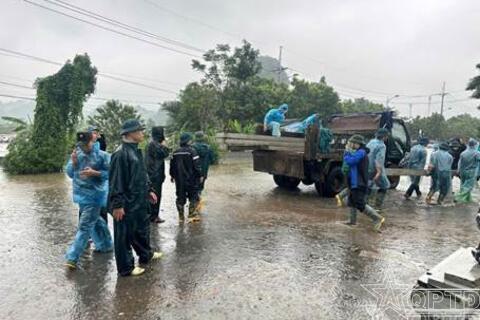 Huy động 150 lượt cán bộ, chiến sĩ, Nhân dân khẩn trương ứng phó mưa lũ