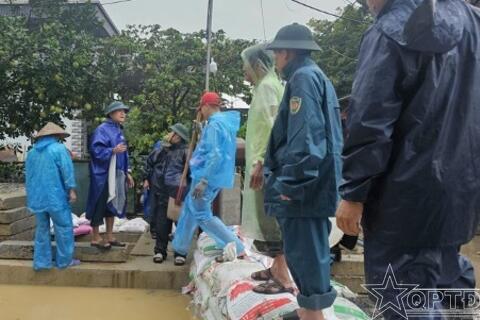Ban CHQS phường Sơn Tây giúp dân chống lũ