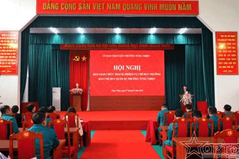 Ban CHQS phường Tùng Thiện bàn giao nhiệm vụ Chỉ huy trưởng