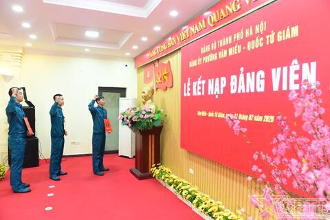 Đảng ủy phường Văn Miếu- Quốc Tử Giám: Kết nạp Đảng cho 3 công dân chuẩn bị nhập ngũ