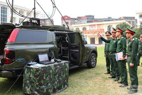 Thiếu tướng Đào Văn Nhận thăm, kiểm tra tại Tiểu đoàn Thông tin