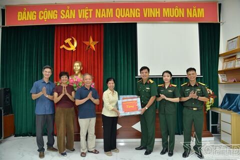 Thăm và tặng quà Trung thu cho các cháu thiếu nhi