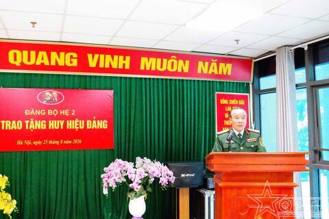 Đảng bộ Hệ 2, Học viện Chính trị trao tặng Huy hiệu 35 năm tuổi Đảng